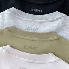 Loewe 罗意威 2026FW早秋新品 休闲长袖打底衫,重磅高支棉面料,上手软糯有分量,垂感优秀。正面暗纹提花Anag Loewe 罗意威 2026FW早秋新品 休闲长袖打底衫,重磅高支棉面料,上手软糯有分量,垂感优秀。正面暗纹提花Anag