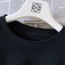 Loewe 罗意威 2026FW早秋新品 休闲长袖打底衫,重磅高支棉面料,上手软糯有分量,垂感优秀。正面暗纹提花Anag Loewe 罗意威 2026FW早秋新品 休闲长袖打底衫,重磅高支棉面料,上手软糯有分量,垂感优秀。正面暗纹提花Anag