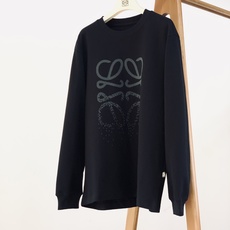 Loewe 罗意威 2026FW早秋新品 休闲长袖打底衫,重磅高支棉面料,上手软糯有分量,垂感优秀。正面暗纹提花Anag Loewe 罗意威 2026FW早秋新品 休闲长袖打底衫,重磅高支棉面料,上手软糯有分量,垂感优秀。正面暗纹提花Anag