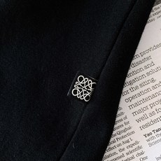 Loewe 罗意威 2026FW早秋新品 休闲长袖打底衫,重磅高支棉面料,上手软糯有分量,垂感优秀。正面暗纹提花Anag Loewe 罗意威 2026FW早秋新品 休闲长袖打底衫,重磅高支棉面料,上手软糯有分量,垂感优秀。正面暗纹提花Anag