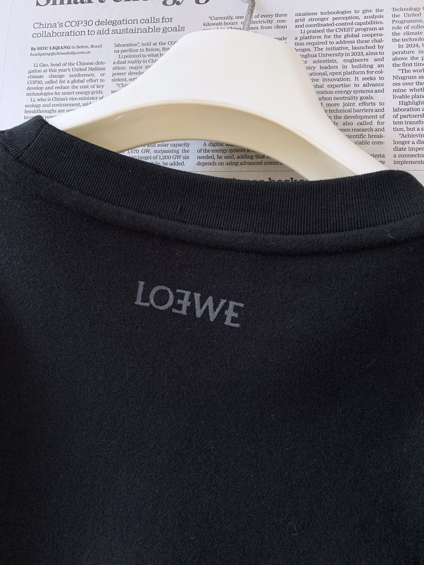 Loewe 罗意威 2026FW早秋新品 休闲长袖打底衫,重磅高支棉面料,上手软糯有分量,垂感优秀。正面暗纹提花Anag Loewe 罗意威 2026FW早秋新品 休闲长袖打底衫,重磅高支棉面料,上手软糯有分量,垂感优秀。正面暗纹提花Anag