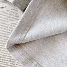 Loewe 罗意威 2026FW早秋新品 休闲长袖打底衫,重磅高支棉面料,上手软糯有分量,垂感优秀。正面暗纹提花Anag Loewe 罗意威 2026FW早秋新品 休闲长袖打底衫,重磅高支棉面料,上手软糯有分量,垂感优秀。正面暗纹提花Anag