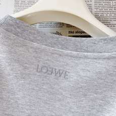 Loewe 罗意威 2026FW早秋新品 休闲长袖打底衫,重磅高支棉面料,上手软糯有分量,垂感优秀。正面暗纹提花Anag Loewe 罗意威 2026FW早秋新品 休闲长袖打底衫,重磅高支棉面料,上手软糯有分量,垂感优秀。正面暗纹提花Anag