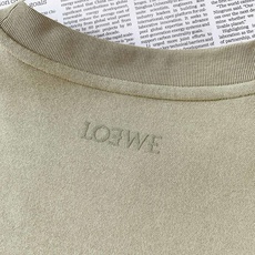 Loewe 罗意威 2026FW早秋新品 休闲长袖打底衫,重磅高支棉面料,上手软糯有分量,垂感优秀。正面暗纹提花Anag Loewe 罗意威 2026FW早秋新品 休闲长袖打底衫,重磅高支棉面料,上手软糯有分量,垂感优秀。正面暗纹提花Anag