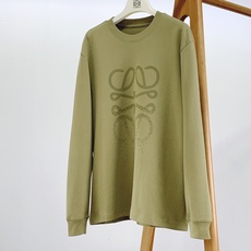 Loewe 罗意威 2026FW早秋新品 休闲长袖打底衫,重磅高支棉面料,上手软糯有分量,垂感优秀。正面暗纹提花Anag Loewe 罗意威 2026FW早秋新品 休闲长袖打底衫,重磅高支棉面料,上手软糯有分量,垂感优秀。正面暗纹提花Anag