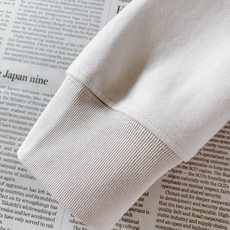 Loewe 罗意威 2026FW早秋新品 休闲长袖打底衫,重磅高支棉面料,上手软糯有分量,垂感优秀。正面暗纹提花Anag Loewe 罗意威 2026FW早秋新品 休闲长袖打底衫,重磅高支棉面料,上手软糯有分量,垂感优秀。正面暗纹提花Anag