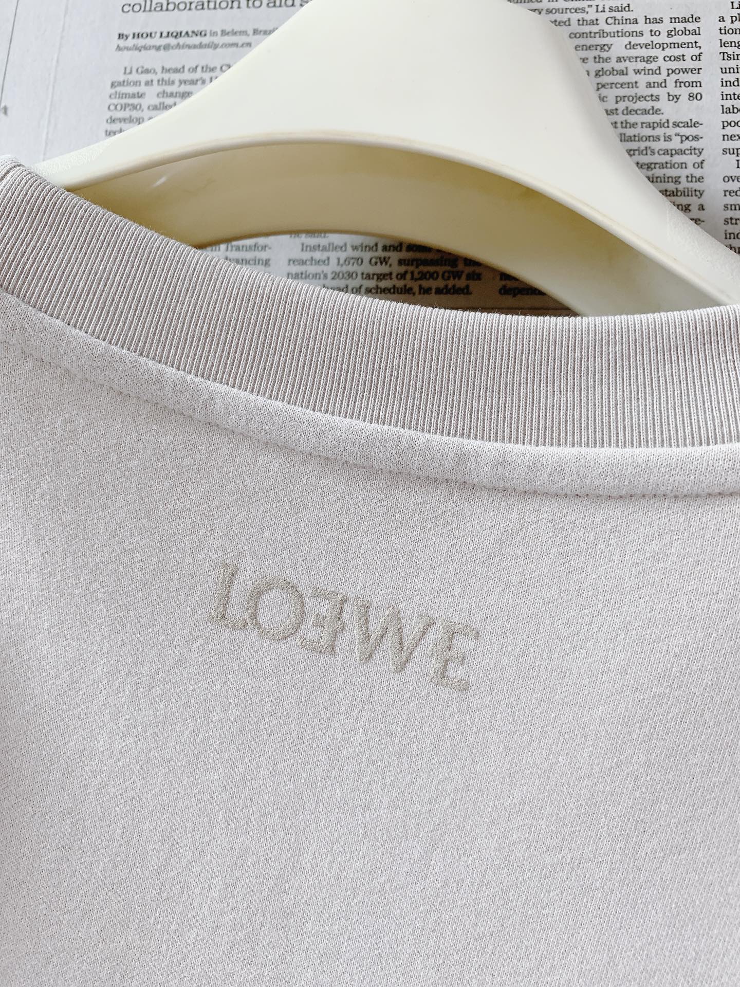 Loewe 罗意威 2026FW早秋新品 休闲长袖打底衫,重磅高支棉面料,上手软糯有分量,垂感优秀。正面暗纹提花Anag Loewe 罗意威 2026FW早秋新品 休闲长袖打底衫,重磅高支棉面料,上手软糯有分量,垂感优秀。正面暗纹提花Anag