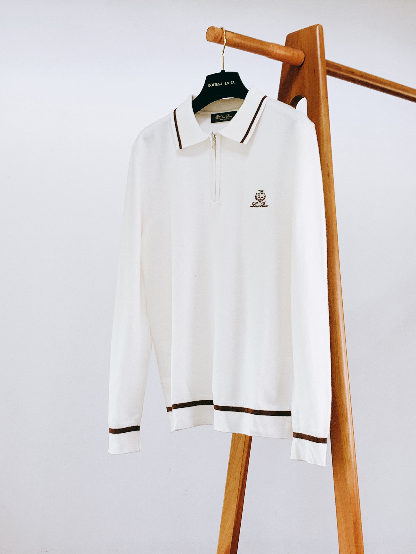 LoroPiana L.P FW早秋新品 半拉链Polo针织衫,意式轻奢质感单品!精选长绒棉针织料子,手感软糯细腻,上 LoroPiana L.P FW早秋新品 半拉链Polo针织衫,意式轻奢质感单品!精选长绒棉针织料子,手感软糯细腻,上
