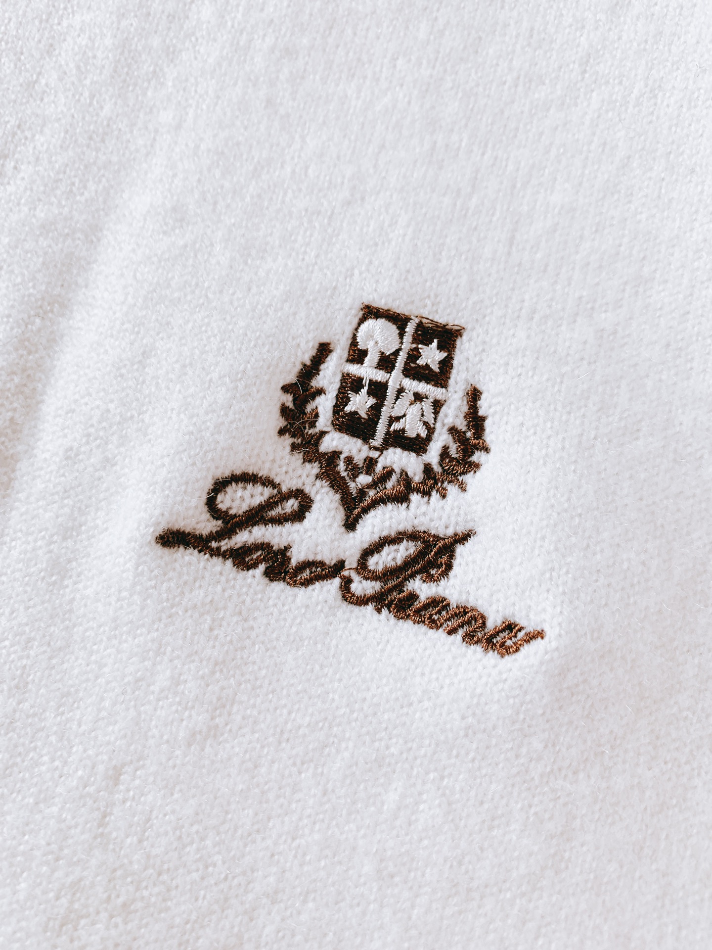 LoroPiana L.P FW早秋新品 半拉链Polo针织衫,意式轻奢质感单品!精选长绒棉针织料子,手感软糯细腻,上 LoroPiana L.P FW早秋新品 半拉链Polo针织衫,意式轻奢质感单品!精选长绒棉针织料子,手感软糯细腻,上