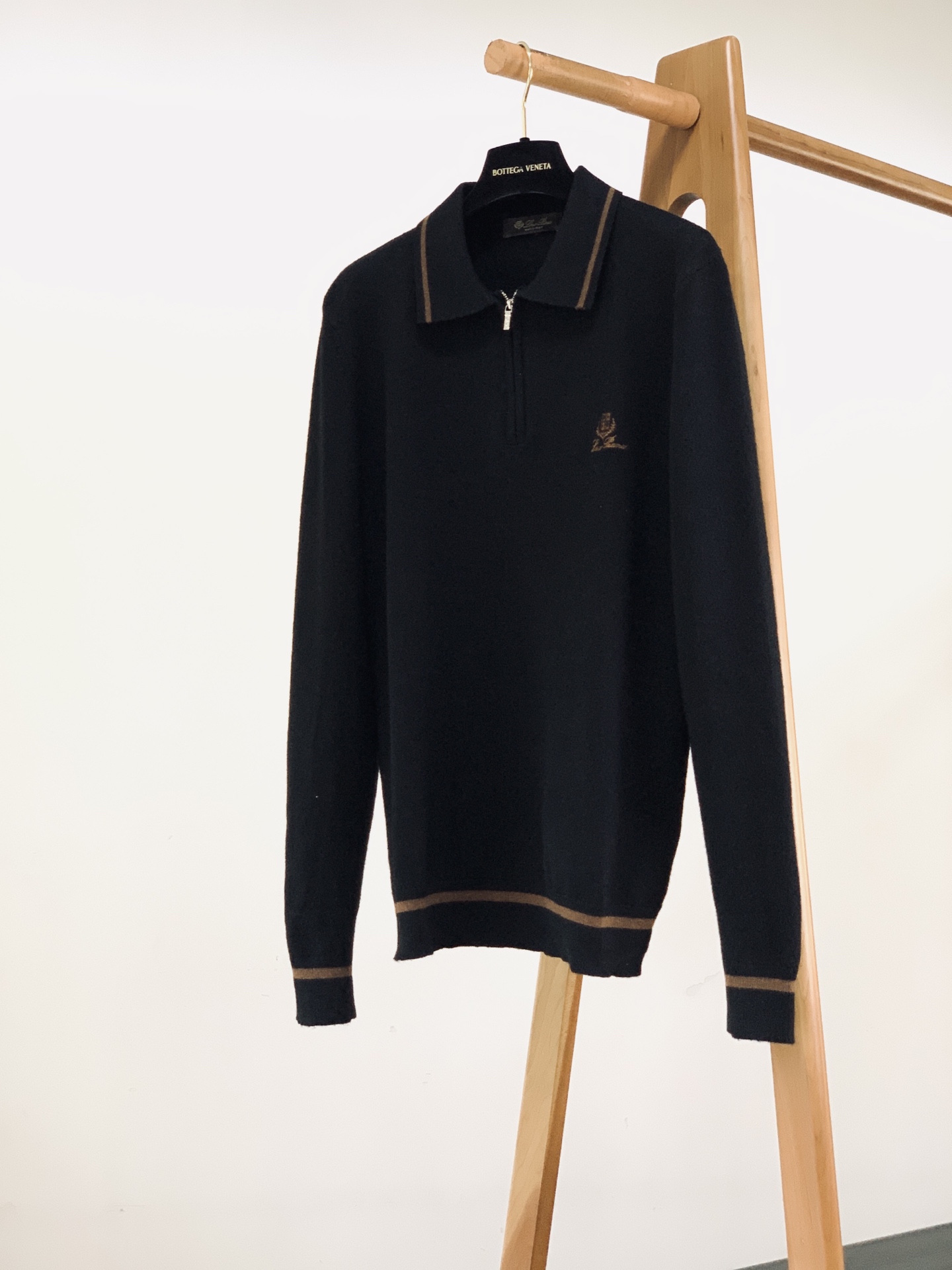LoroPiana L.P FW早秋新品 半拉链Polo针织衫,意式轻奢质感单品!精选长绒棉针织料子,手感软糯细腻,上 LoroPiana L.P FW早秋新品 半拉链Polo针织衫,意式轻奢质感单品!精选长绒棉针织料子,手感软糯细腻,上