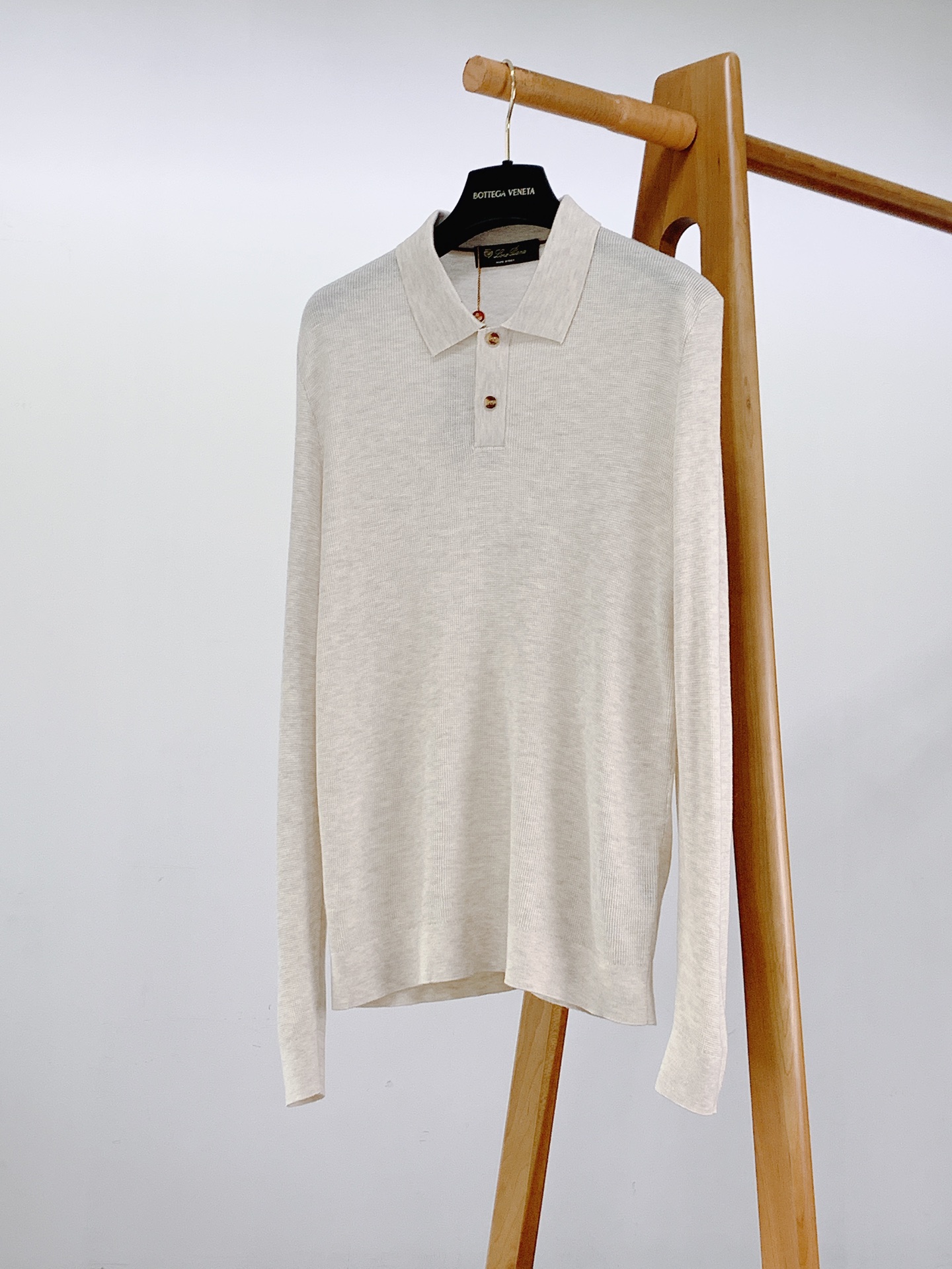 LoroPiana L.P FW早秋新品 长袖针织Polo衫,意式低调绅士单品。精选全棉精细针织面料,肌理细腻柔软,上 LoroPiana L.P FW早秋新品 长袖针织Polo衫,意式低调绅士单品。精选全棉精细针织面料,肌理细腻柔软,上