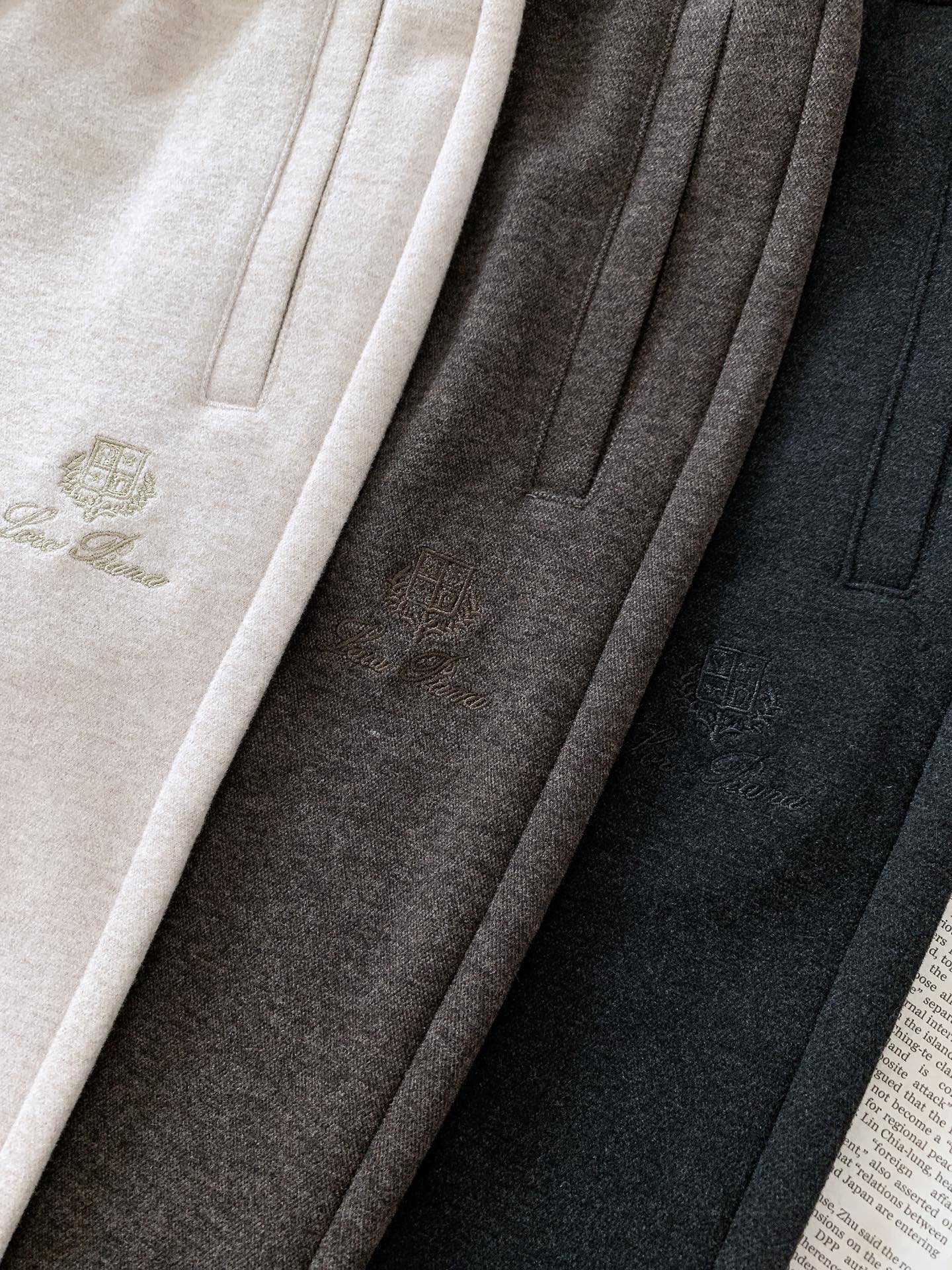 LoroPiana L.P FW早秋新品  羊毛混纺休闲直筒裤👖意式轻奢标杆款。面料软糯垂顺，自带高级哑光肌理，抗皱好打