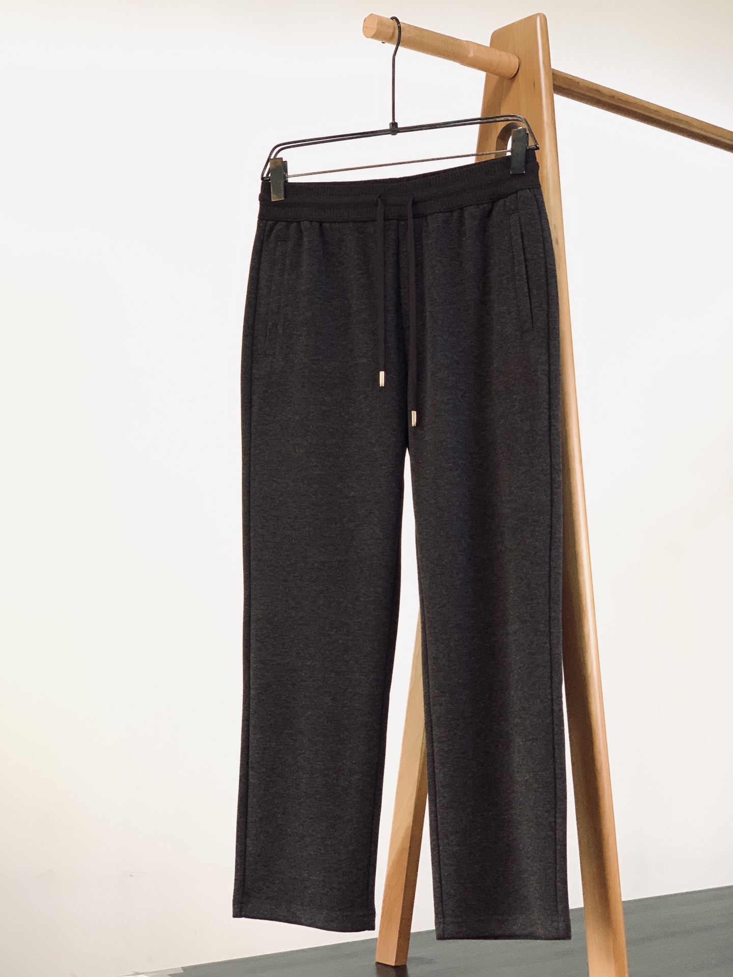 LoroPiana L.P FW早秋新品 羊毛混纺休闲直筒裤👖意式轻奢标杆款。面料软糯垂顺,自带高级哑光肌理,抗皱好打 LoroPiana L.P FW早秋新品 羊毛混纺休闲直筒裤👖意式轻奢标杆款。面料软糯垂顺,自带高级哑光肌理,抗皱好打