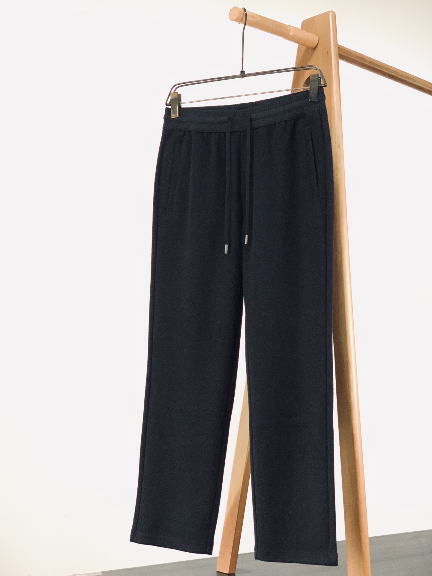 LoroPiana L.P FW早秋新品 羊毛混纺休闲直筒裤👖意式轻奢标杆款。面料软糯垂顺,自带高级哑光肌理,抗皱好打 LoroPiana L.P FW早秋新品 羊毛混纺休闲直筒裤👖意式轻奢标杆款。面料软糯垂顺,自带高级哑光肌理,抗皱好打