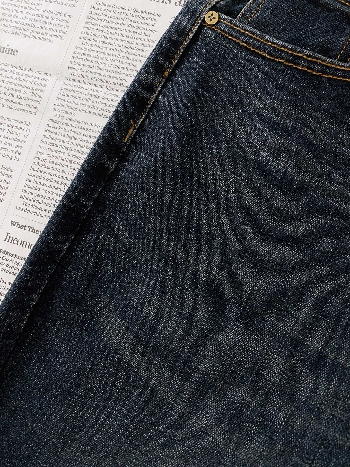LouisVuitton 路易威登 2026FW早秋新品 复古马车印花牛仔裤👖重磅水洗牛仔面料,自带高级做旧色泽。经典五 LouisVuitton 路易威登 2026FW早秋新品 复古马车印花牛仔裤👖重磅水洗牛仔面料,自带高级做旧色泽。经典五
