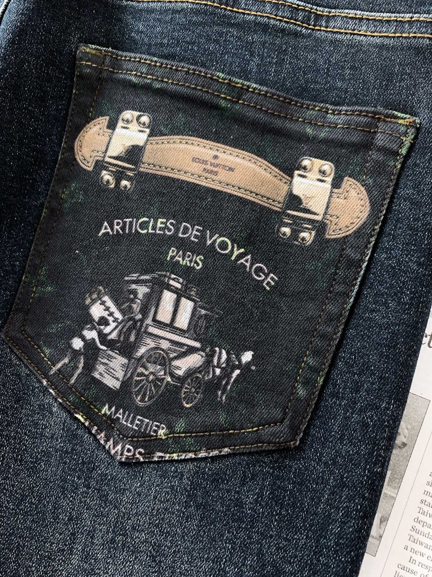 LouisVuitton 路易威登 2026FW早秋新品 复古马车印花牛仔裤👖重磅水洗牛仔面料,自带高级做旧色泽。经典五 LouisVuitton 路易威登 2026FW早秋新品 复古马车印花牛仔裤👖重磅水洗牛仔面料,自带高级做旧色泽。经典五