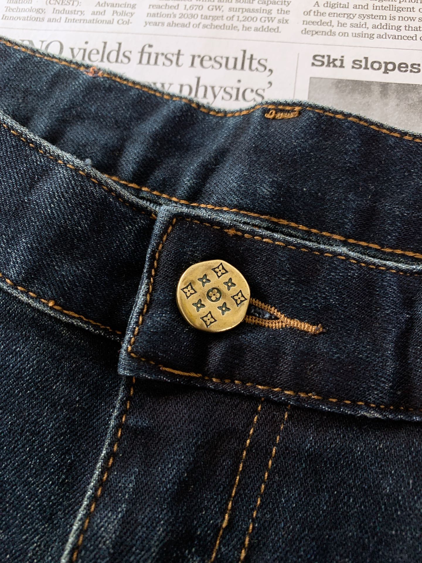 LouisVuitton 路易威登 2026FW早秋新品 复古马车印花牛仔裤👖重磅水洗牛仔面料,自带高级做旧色泽。经典五 LouisVuitton 路易威登 2026FW早秋新品 复古马车印花牛仔裤👖重磅水洗牛仔面料,自带高级做旧色泽。经典五