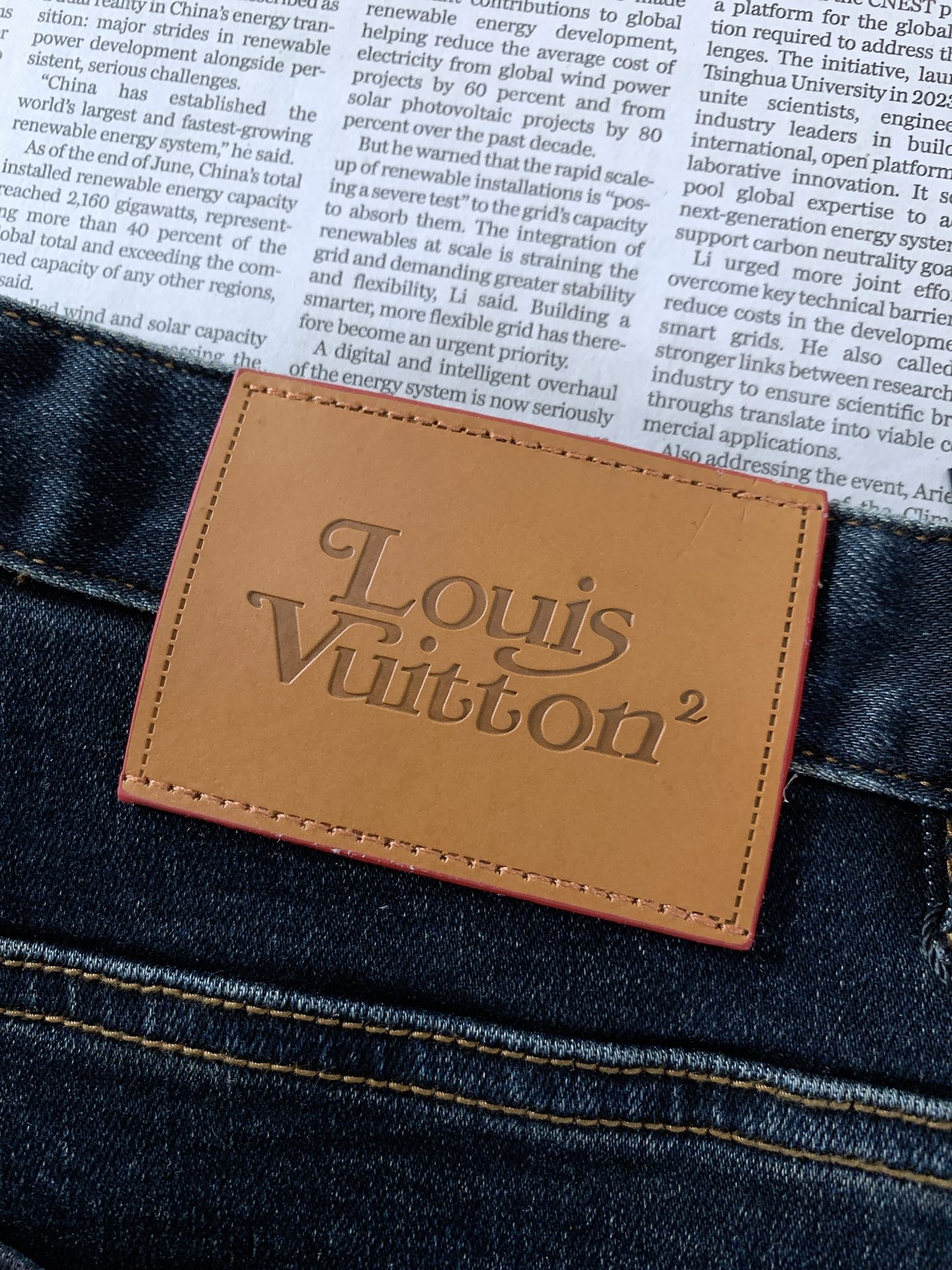 LouisVuitton 路易威登 2026FW早秋新品 复古马车印花牛仔裤👖重磅水洗牛仔面料,自带高级做旧色泽。经典五 LouisVuitton 路易威登 2026FW早秋新品 复古马车印花牛仔裤👖重磅水洗牛仔面料,自带高级做旧色泽。经典五