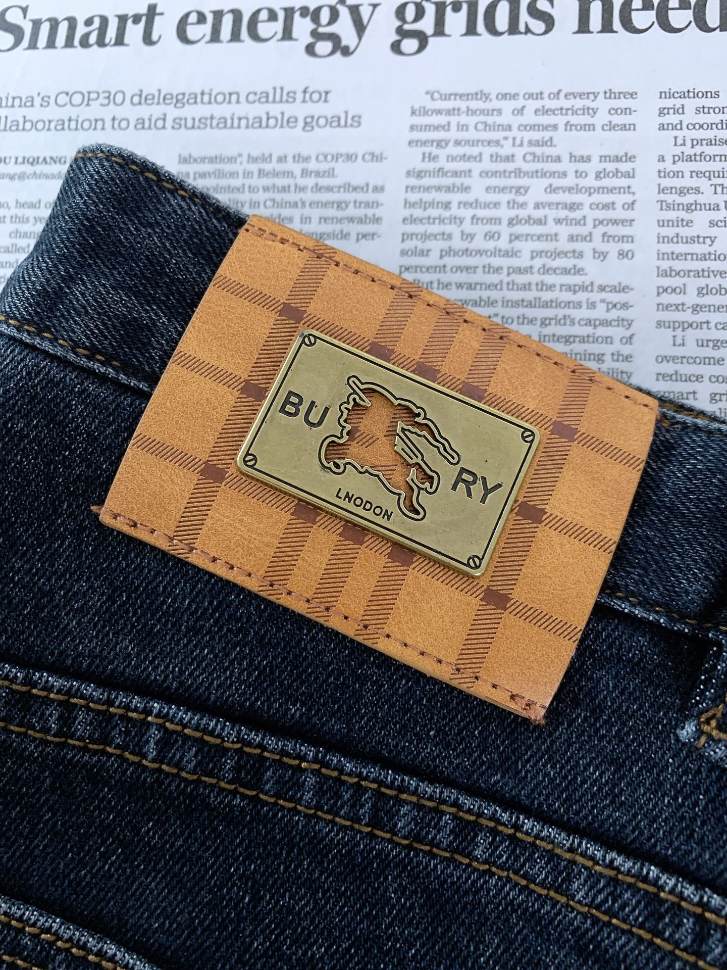Burberry 巴宝莉 2026FW早秋新品 原色直筒牛仔裤👖重磅弹力牛仔面料,复古深蓝水洗,质感一眼到位。古铜金属纽 Burberry 巴宝莉 2026FW早秋新品 原色直筒牛仔裤👖重磅弹力牛仔面料,复古深蓝水洗,质感一眼到位。古铜金属纽
