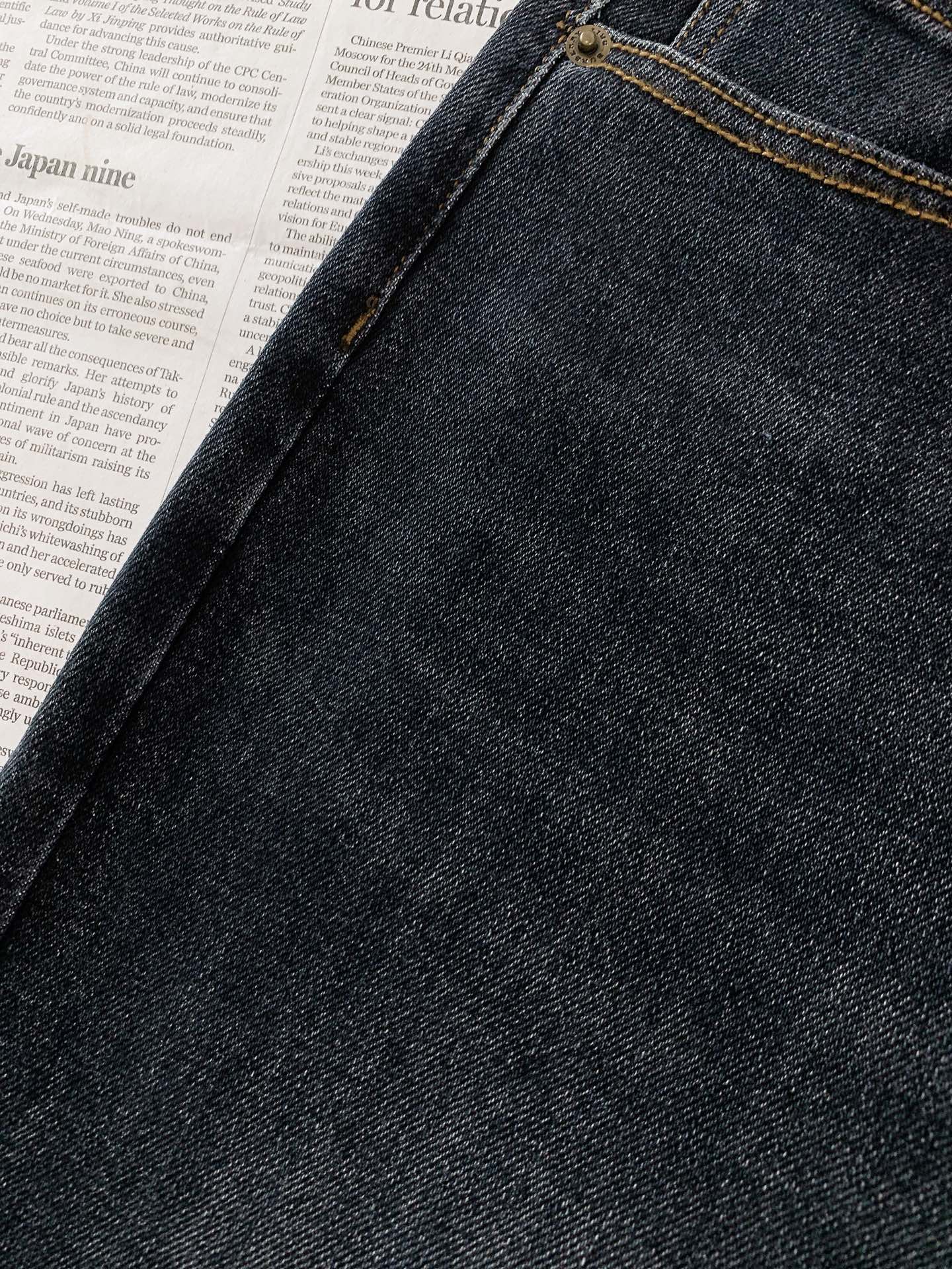 Burberry 巴宝莉 2026FW早秋新品 原色直筒牛仔裤👖重磅弹力牛仔面料,复古深蓝水洗,质感一眼到位。古铜金属纽 Burberry 巴宝莉 2026FW早秋新品 原色直筒牛仔裤👖重磅弹力牛仔面料,复古深蓝水洗,质感一眼到位。古铜金属纽