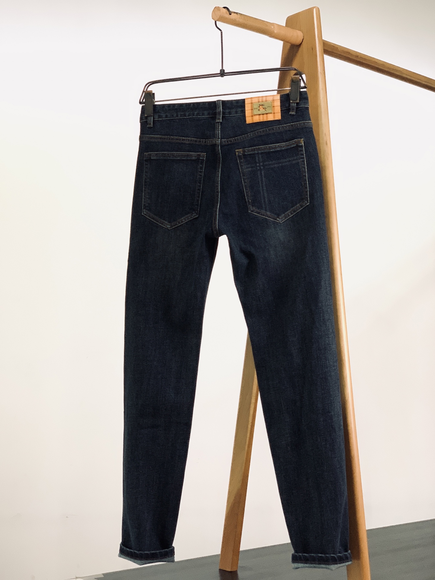 Burberry 巴宝莉 2026FW早秋新品 原色直筒牛仔裤👖重磅弹力牛仔面料,复古深蓝水洗,质感一眼到位。古铜金属纽 Burberry 巴宝莉 2026FW早秋新品 原色直筒牛仔裤👖重磅弹力牛仔面料,复古深蓝水洗,质感一眼到位。古铜金属纽