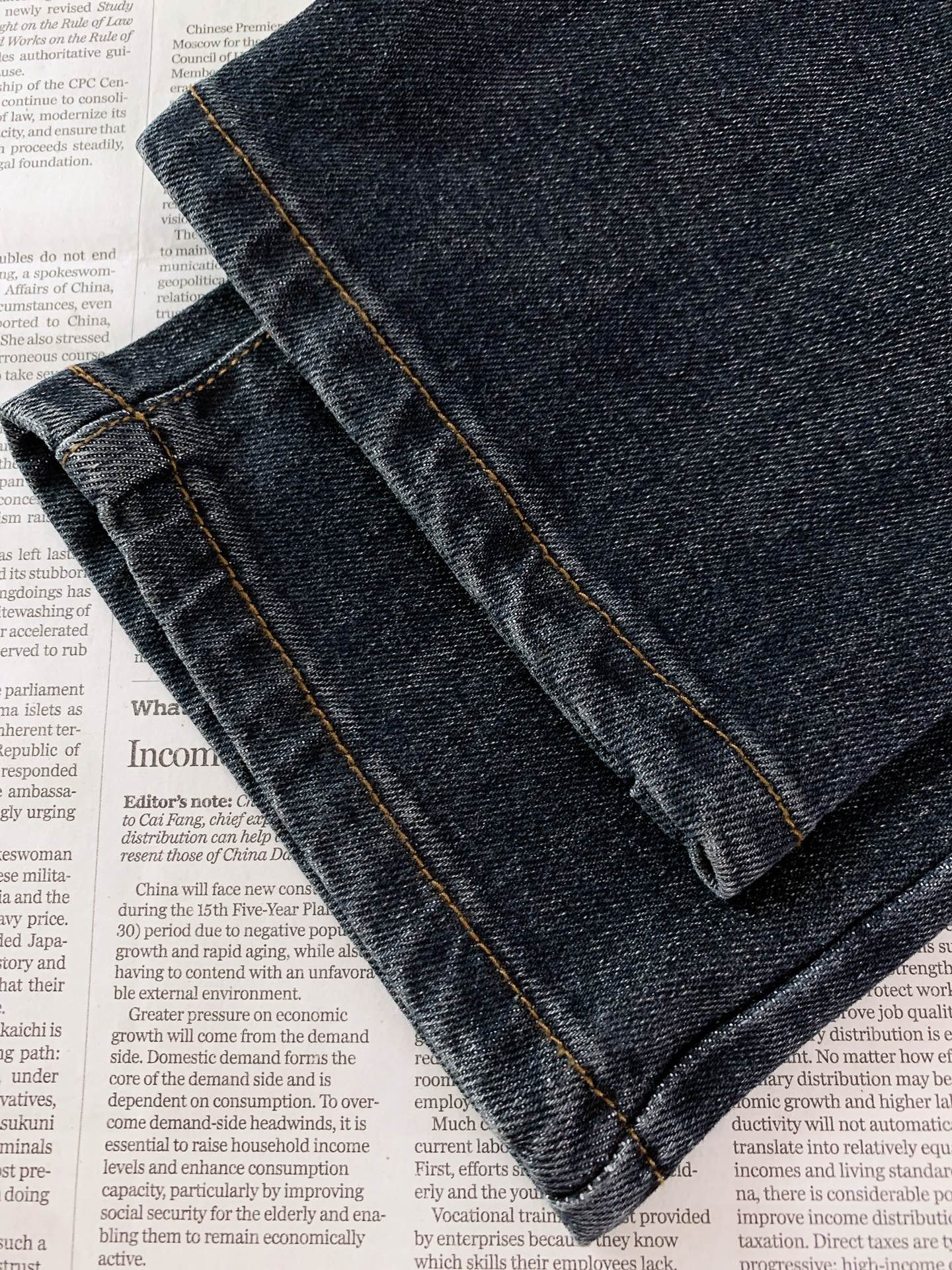 Burberry 巴宝莉 2026FW早秋新品 原色直筒牛仔裤👖重磅弹力牛仔面料,复古深蓝水洗,质感一眼到位。古铜金属纽 Burberry 巴宝莉 2026FW早秋新品 原色直筒牛仔裤👖重磅弹力牛仔面料,复古深蓝水洗,质感一眼到位。古铜金属纽