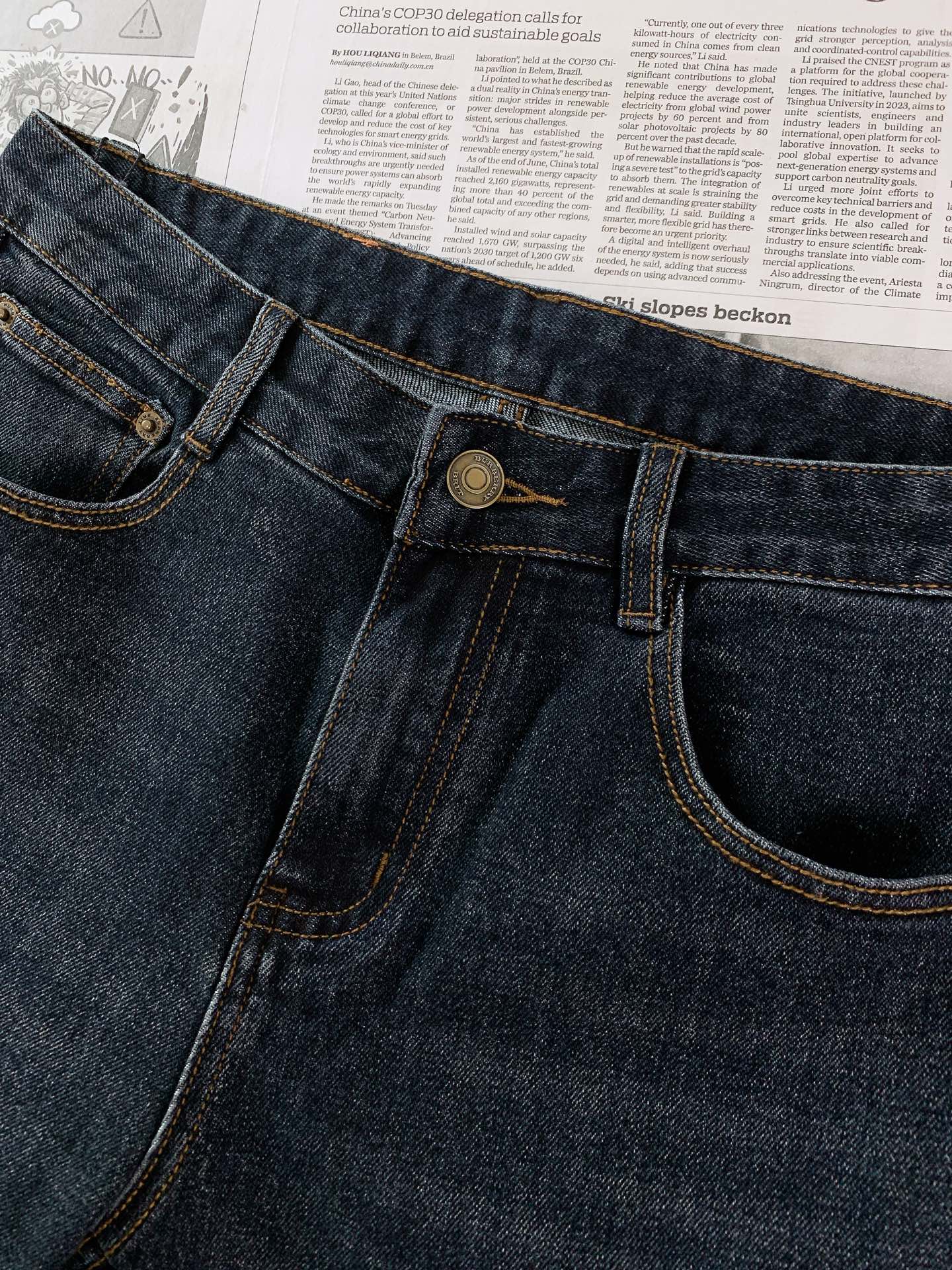 Burberry 巴宝莉 2026FW早秋新品 原色直筒牛仔裤👖重磅弹力牛仔面料,复古深蓝水洗,质感一眼到位。古铜金属纽 Burberry 巴宝莉 2026FW早秋新品 原色直筒牛仔裤👖重磅弹力牛仔面料,复古深蓝水洗,质感一眼到位。古铜金属纽
