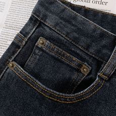 Burberry 巴宝莉 2026FW早秋新品 原色直筒牛仔裤👖重磅弹力牛仔面料,复古深蓝水洗,质感一眼到位。古铜金属纽 Burberry 巴宝莉 2026FW早秋新品 原色直筒牛仔裤👖重磅弹力牛仔面料,复古深蓝水洗,质感一眼到位。古铜金属纽