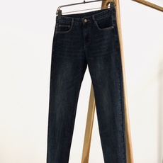 Burberry 巴宝莉 2026FW早秋新品 原色直筒牛仔裤👖重磅弹力牛仔面料,复古深蓝水洗,质感一眼到位。古铜金属纽 Burberry 巴宝莉 2026FW早秋新品 原色直筒牛仔裤👖重磅弹力牛仔面料,复古深蓝水洗,质感一眼到位。古铜金属纽