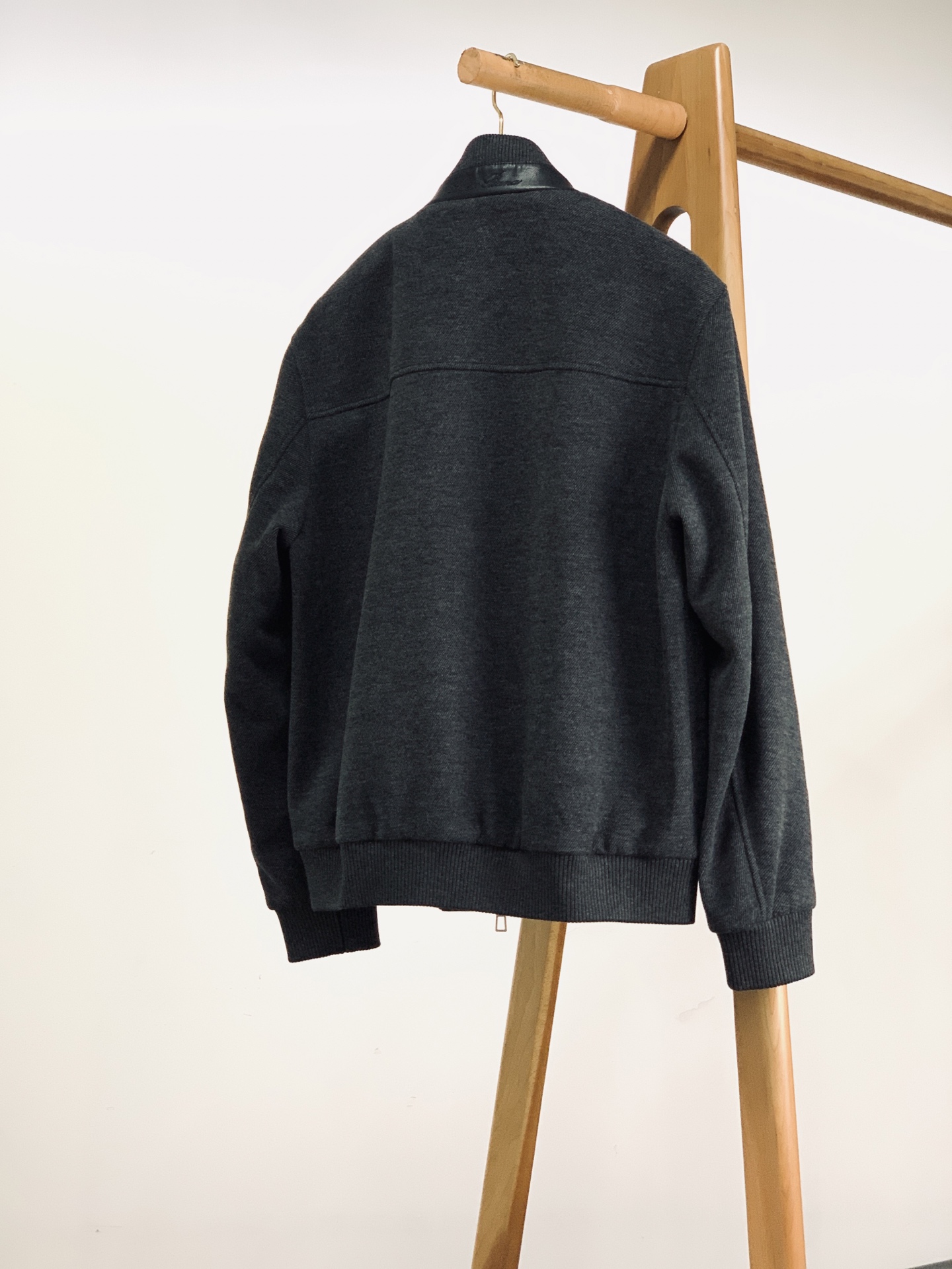 LoroPiana L.P FW早秋新品 立领拉链套装🥼精选棉与天丝混纺面料,肌理细腻柔和,触感温润亲肤,自带低调哑光质 LoroPiana L.P FW早秋新品 立领拉链套装🥼精选棉与天丝混纺面料,肌理细腻柔和,触感温润亲肤,自带低调哑光质