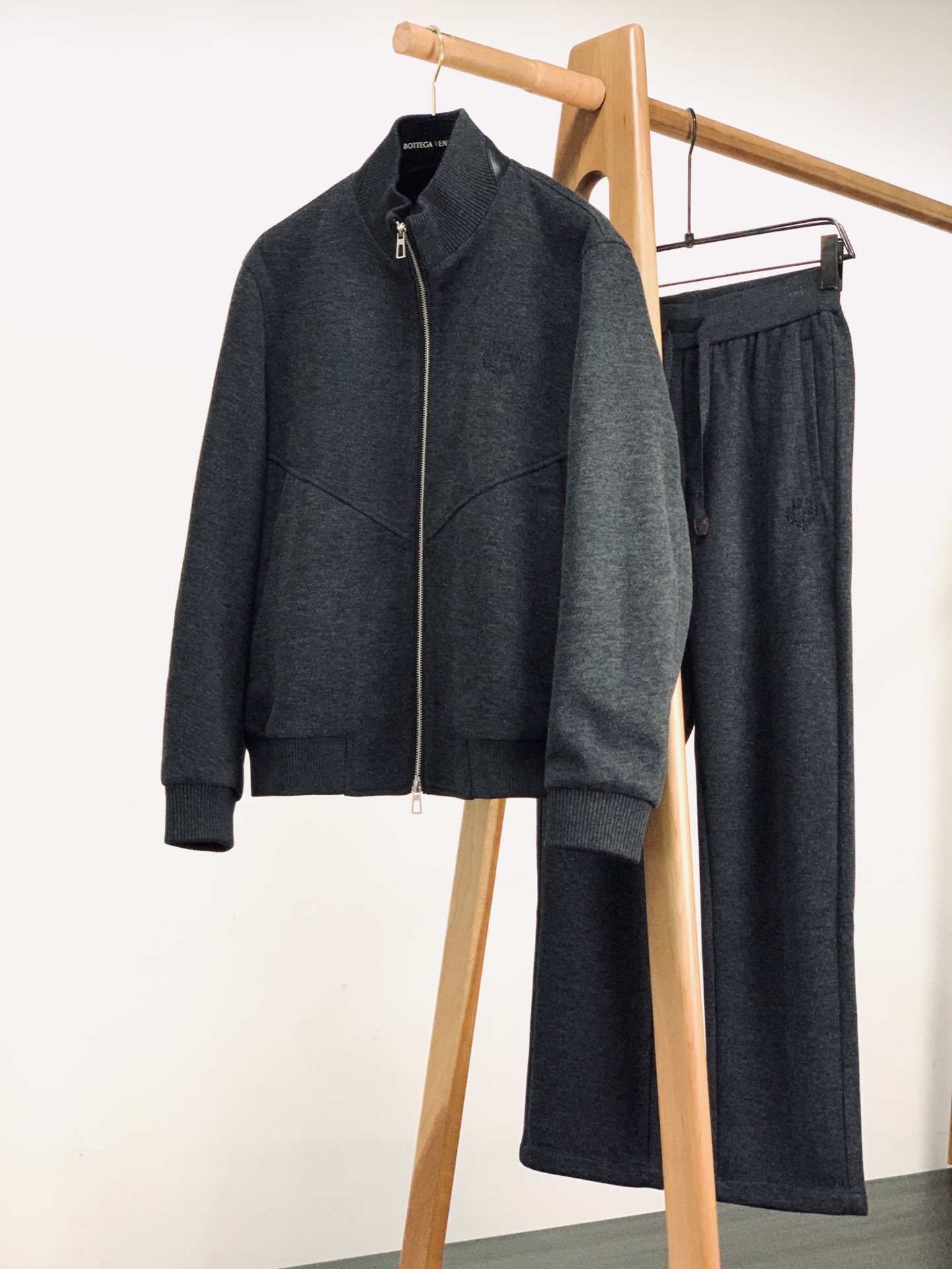 LoroPiana L.P FW早秋新品 立领拉链套装🥼精选棉与天丝混纺面料，肌理细腻柔和，触感温润亲肤，自带低调哑光质