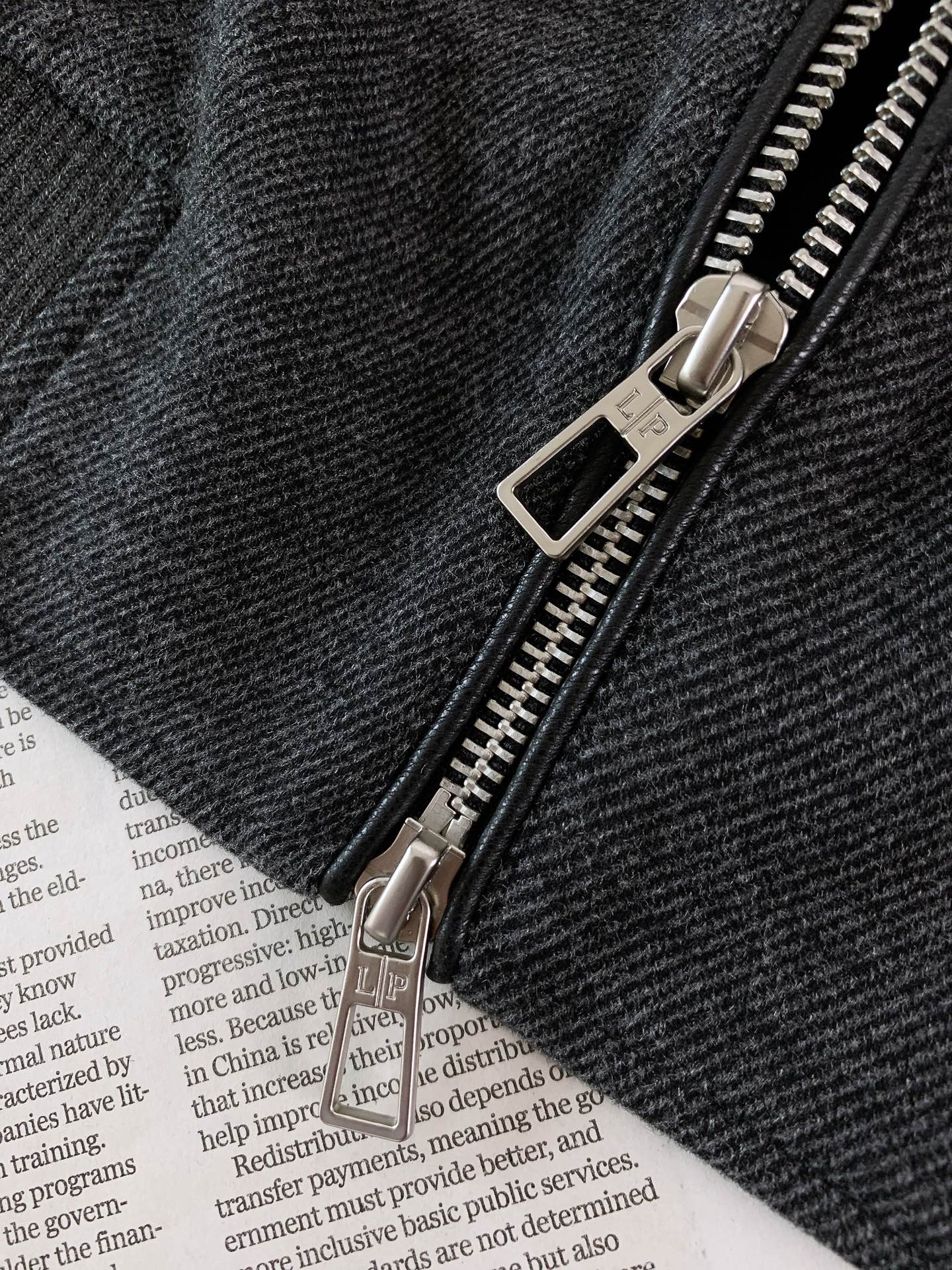 LoroPiana L.P FW早秋新品 立领拉链套装🥼精选棉与天丝混纺面料,肌理细腻柔和,触感温润亲肤,自带低调哑光质 LoroPiana L.P FW早秋新品 立领拉链套装🥼精选棉与天丝混纺面料,肌理细腻柔和,触感温润亲肤,自带低调哑光质