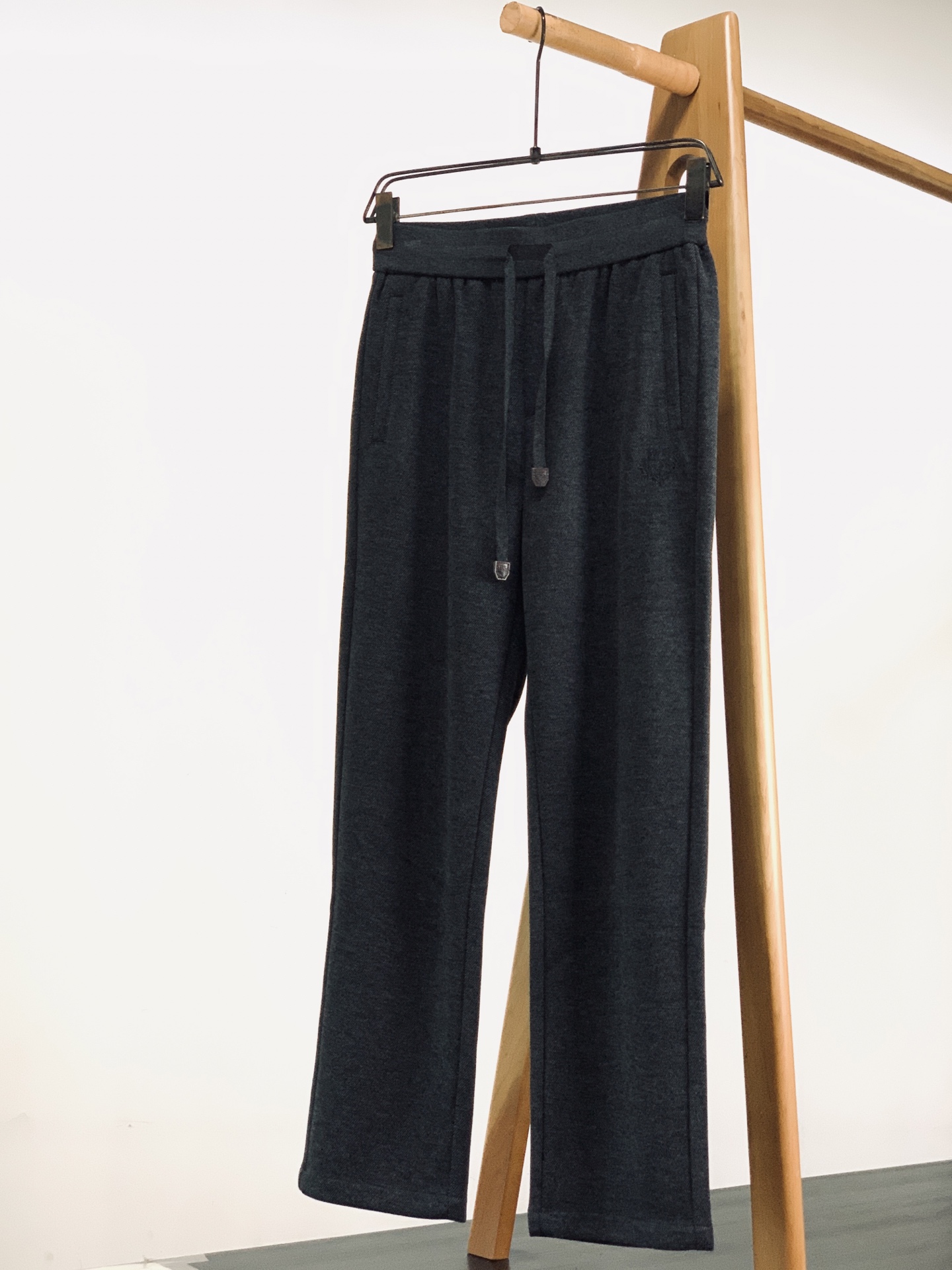 LoroPiana L.P FW早秋新品 立领拉链套装🥼精选棉与天丝混纺面料,肌理细腻柔和,触感温润亲肤,自带低调哑光质 LoroPiana L.P FW早秋新品 立领拉链套装🥼精选棉与天丝混纺面料,肌理细腻柔和,触感温润亲肤,自带低调哑光质