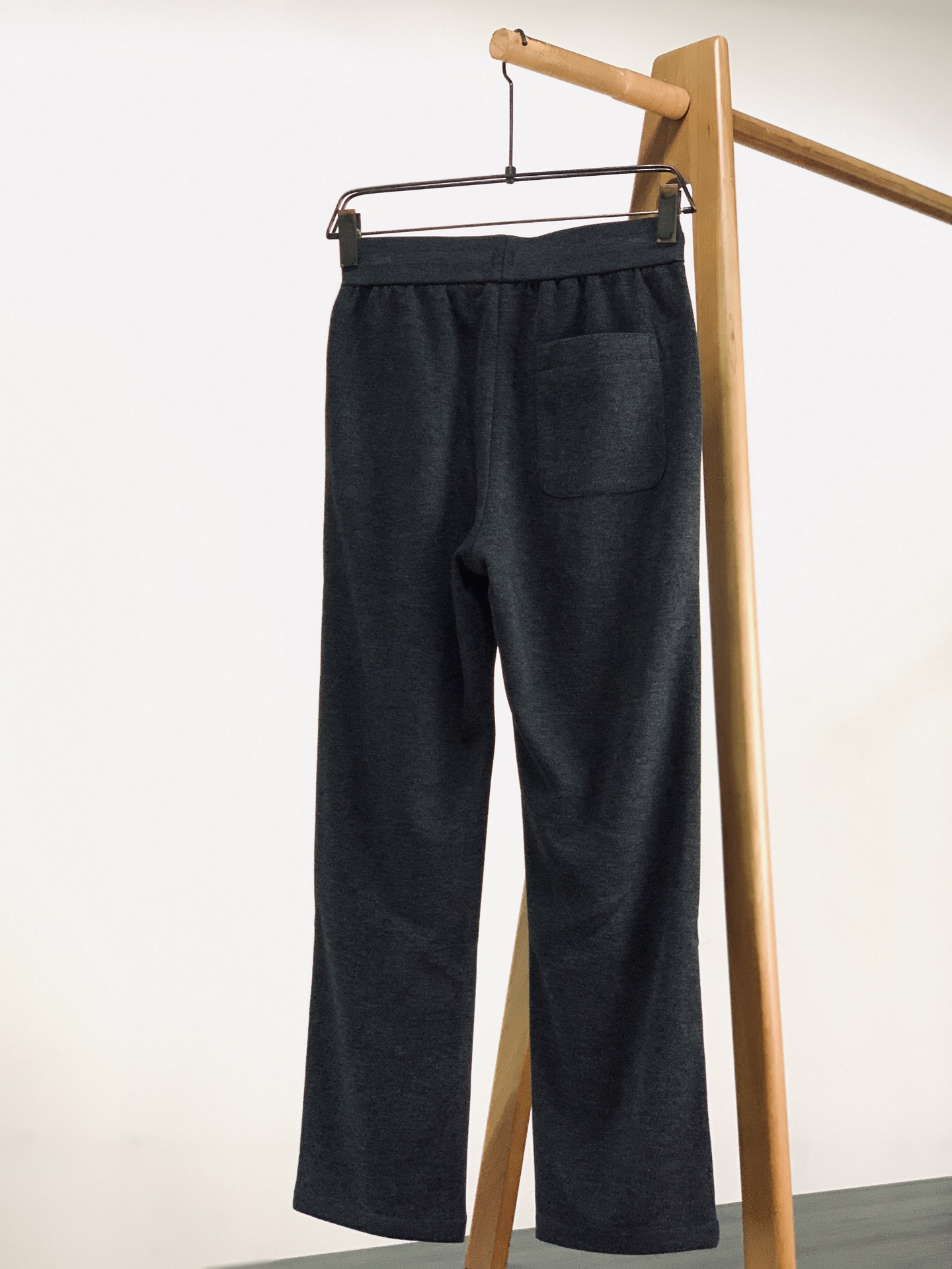 LoroPiana L.P FW早秋新品 立领拉链套装🥼精选棉与天丝混纺面料,肌理细腻柔和,触感温润亲肤,自带低调哑光质 LoroPiana L.P FW早秋新品 立领拉链套装🥼精选棉与天丝混纺面料,肌理细腻柔和,触感温润亲肤,自带低调哑光质