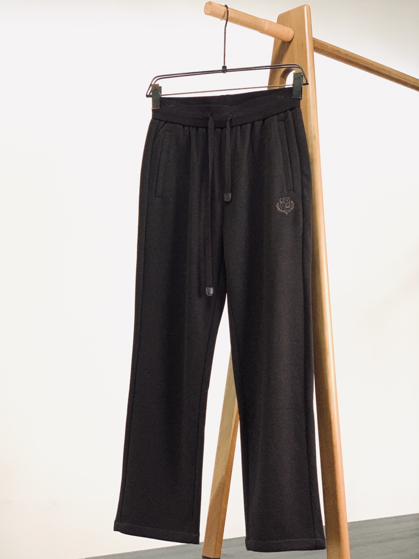 LoroPiana L.P FW早秋新品 立领拉链套装🥼精选棉与天丝混纺面料,肌理细腻柔和,触感温润亲肤,自带低调哑光质 LoroPiana L.P FW早秋新品 立领拉链套装🥼精选棉与天丝混纺面料,肌理细腻柔和,触感温润亲肤,自带低调哑光质