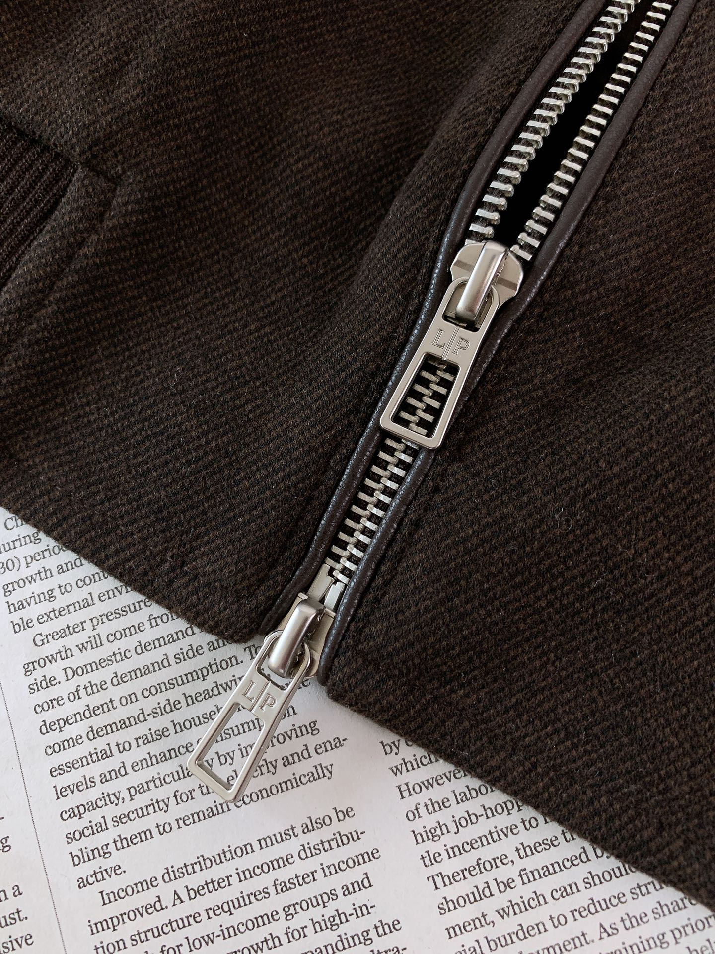 LoroPiana L.P FW早秋新品 立领拉链套装🥼精选棉与天丝混纺面料,肌理细腻柔和,触感温润亲肤,自带低调哑光质 LoroPiana L.P FW早秋新品 立领拉链套装🥼精选棉与天丝混纺面料,肌理细腻柔和,触感温润亲肤,自带低调哑光质