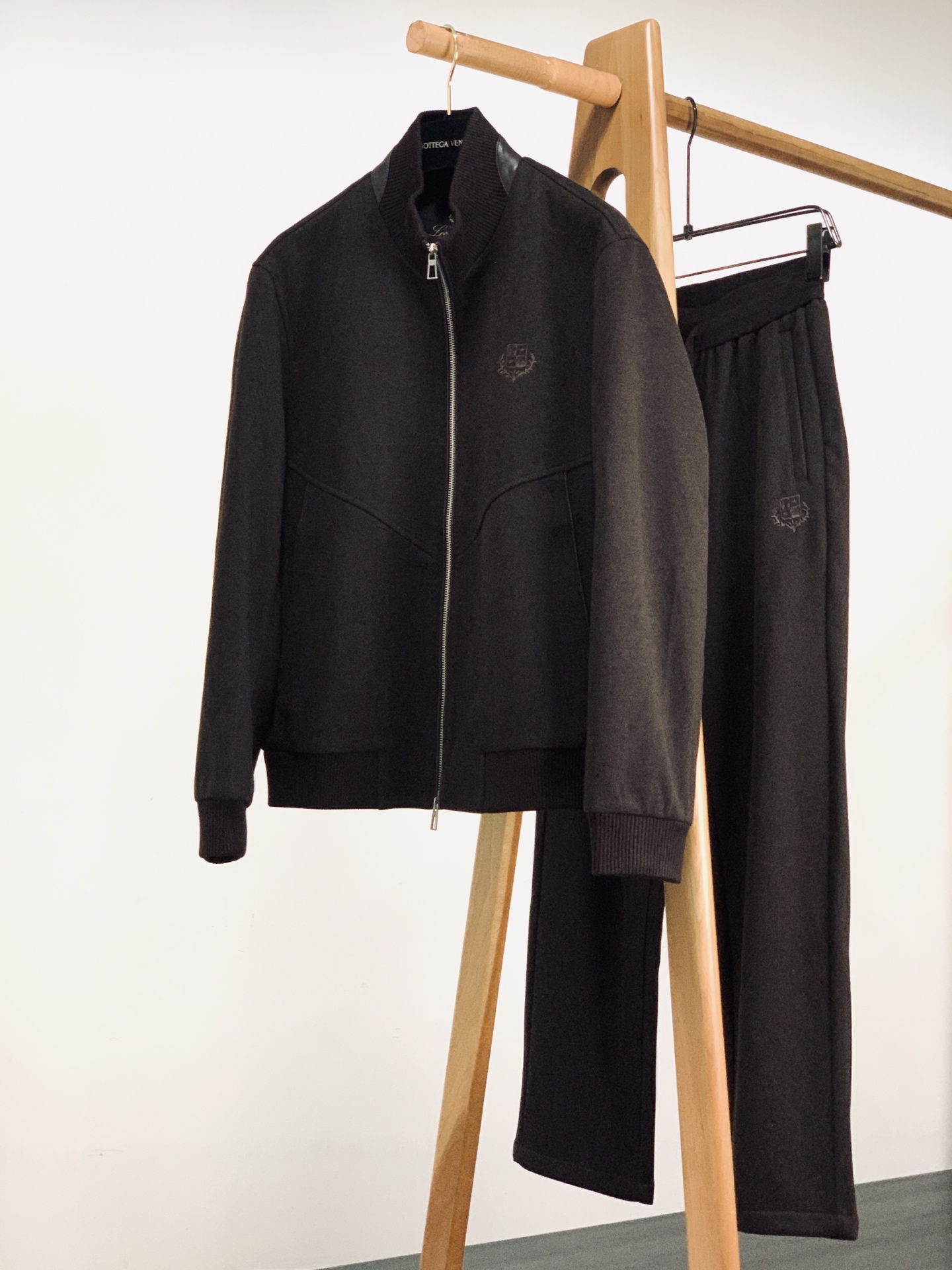 LoroPiana L.P FW早秋新品 立领拉链套装🥼精选棉与天丝混纺面料，肌理细腻柔和，触感温润亲肤，自带低调哑光质