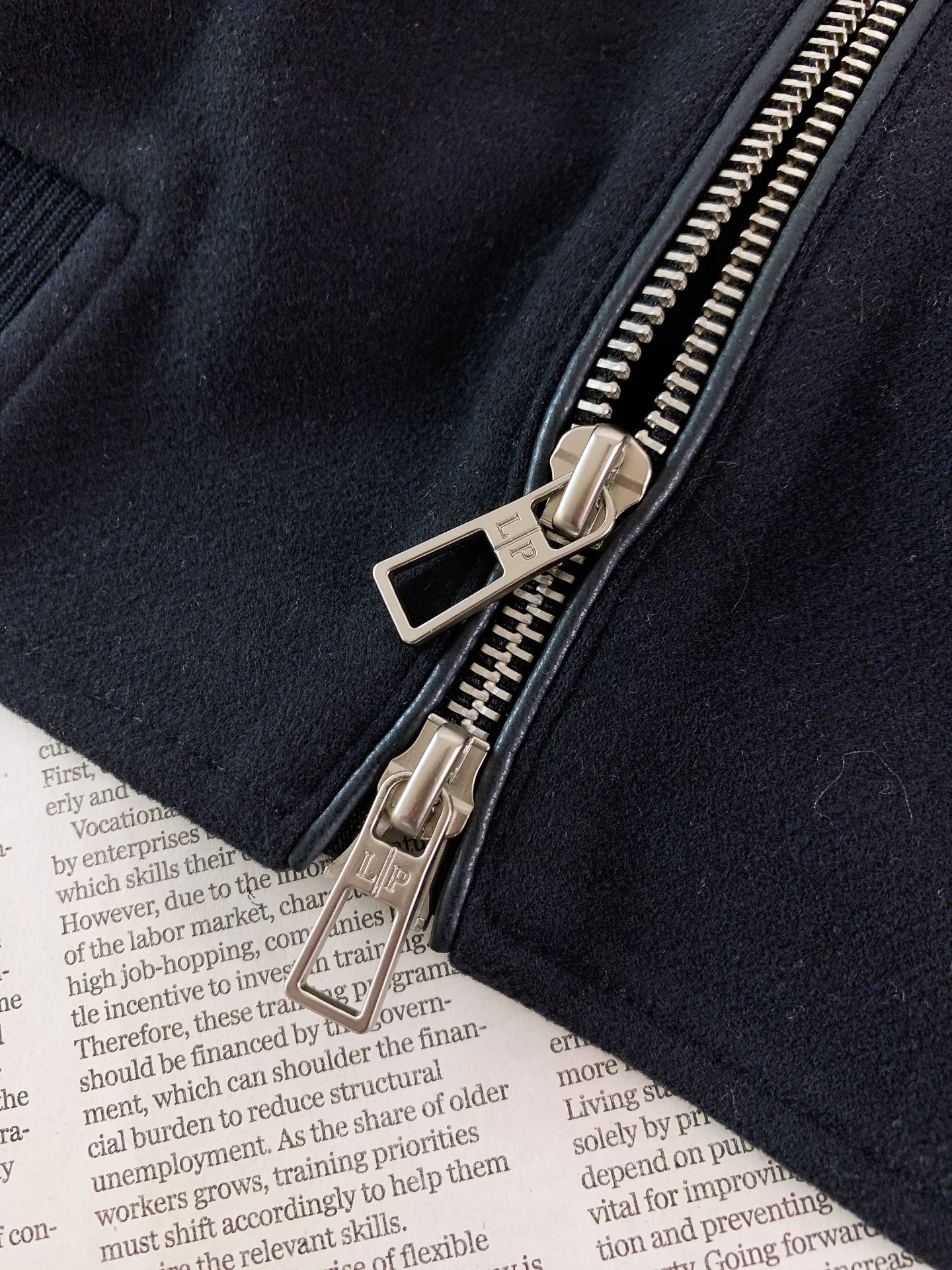 LoroPiana L.P FW早秋新品 立领拉链套装🥼精选棉与天丝混纺面料，肌理细腻柔和，触感温润亲肤，自带低调哑光质