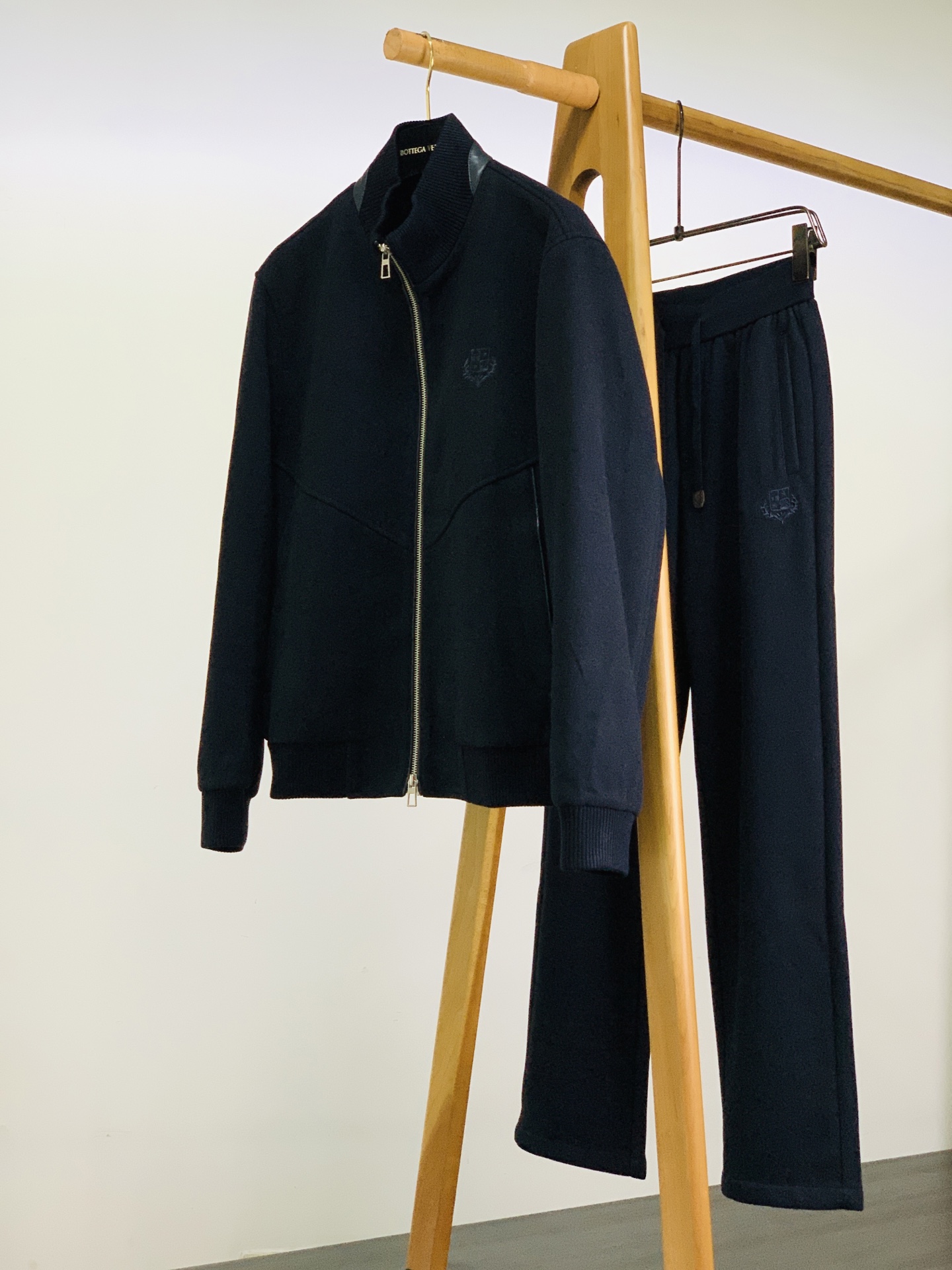 LoroPiana L.P FW早秋新品 立领拉链套装🥼精选棉与天丝混纺面料，肌理细腻柔和，触感温润亲肤，自带低调哑光质