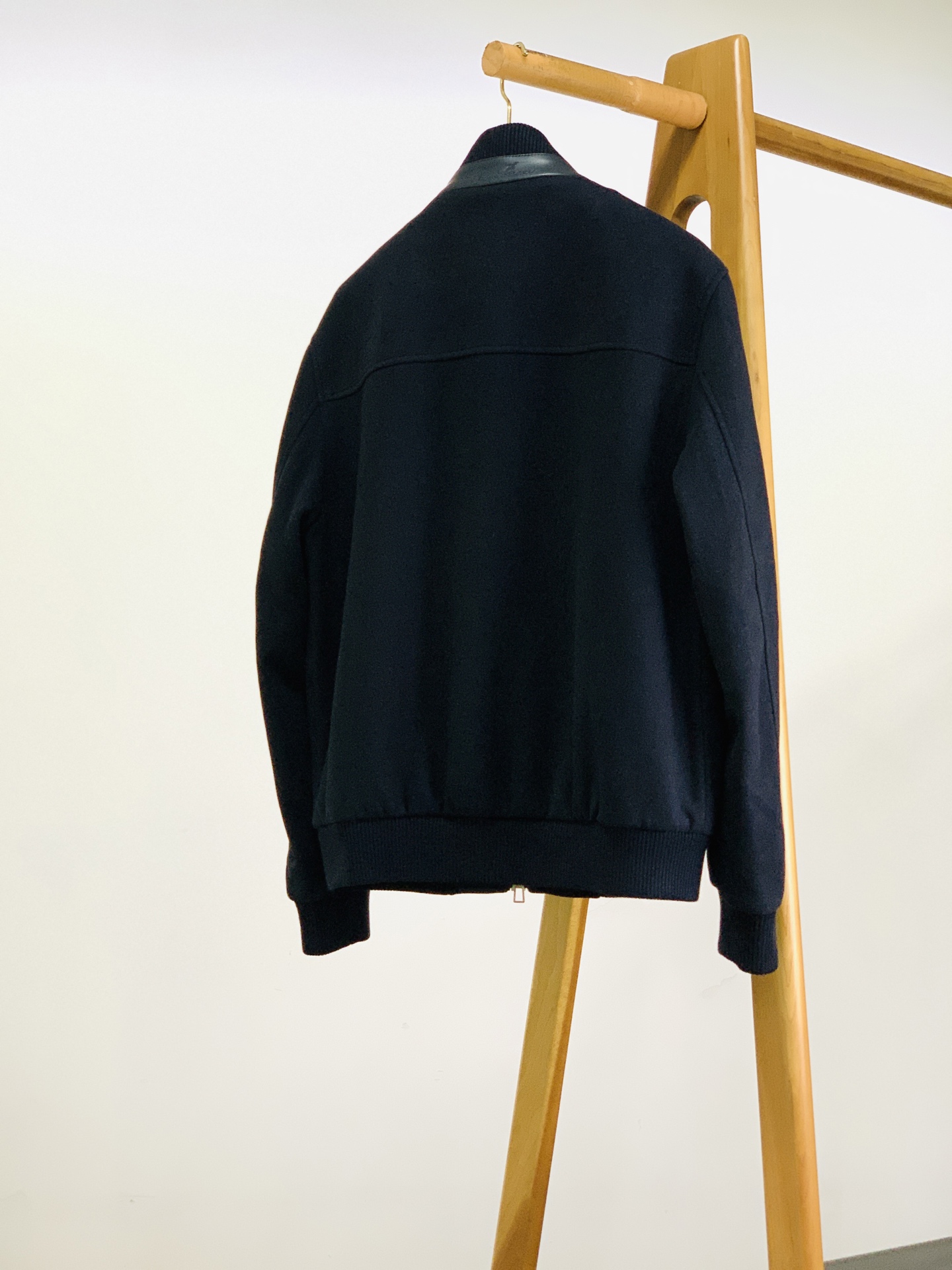 LoroPiana L.P FW早秋新品 立领拉链套装🥼精选棉与天丝混纺面料，肌理细腻柔和，触感温润亲肤，自带低调哑光质