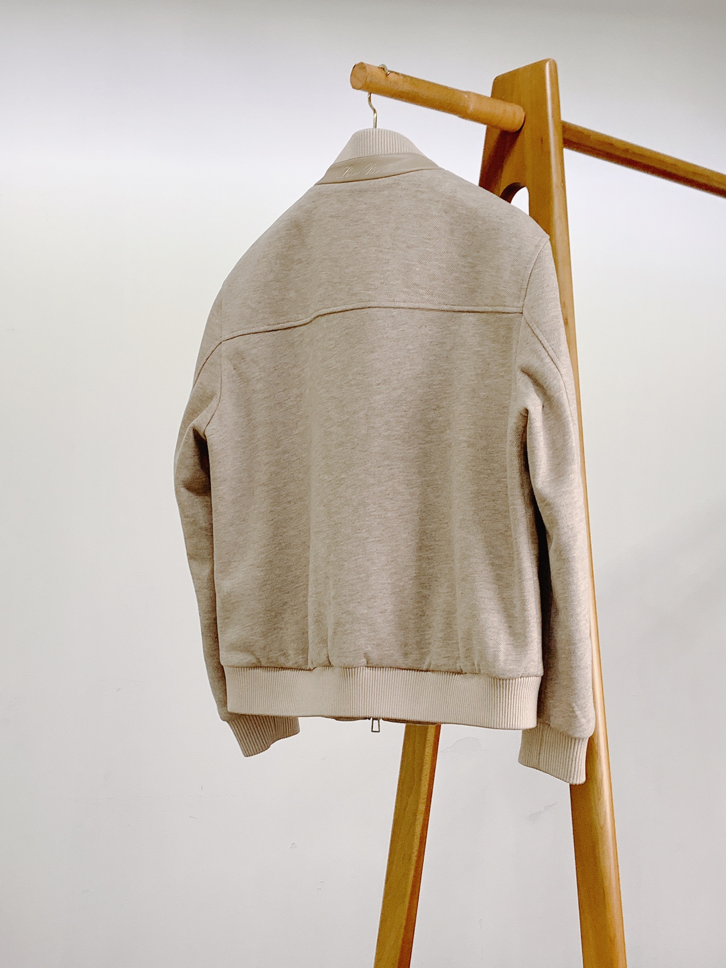 LoroPiana L.P FW早秋新品 立领拉链套装🥼精选棉与天丝混纺面料,肌理细腻柔和,触感温润亲肤,自带低调哑光质 LoroPiana L.P FW早秋新品 立领拉链套装🥼精选棉与天丝混纺面料,肌理细腻柔和,触感温润亲肤,自带低调哑光质