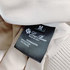LoroPiana L.P FW早秋新品 立领拉链套装🥼精选棉与天丝混纺面料,肌理细腻柔和,触感温润亲肤,自带低调哑光质 LoroPiana L.P FW早秋新品 立领拉链套装🥼精选棉与天丝混纺面料,肌理细腻柔和,触感温润亲肤,自带低调哑光质