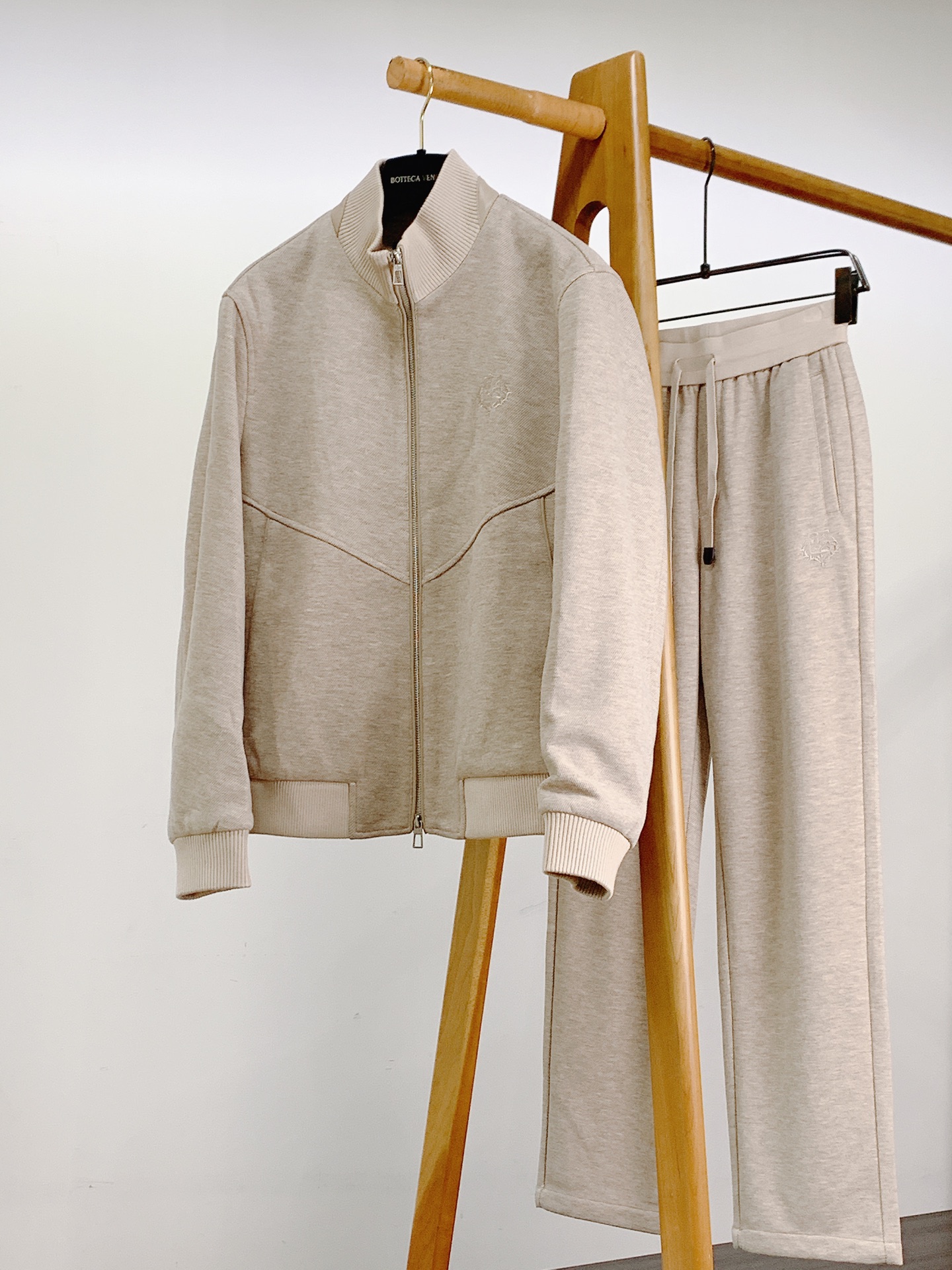 LoroPiana L.P FW早秋新品 立领拉链套装🥼精选棉与天丝混纺面料，肌理细腻柔和，触感温润亲肤，自带低调哑光质