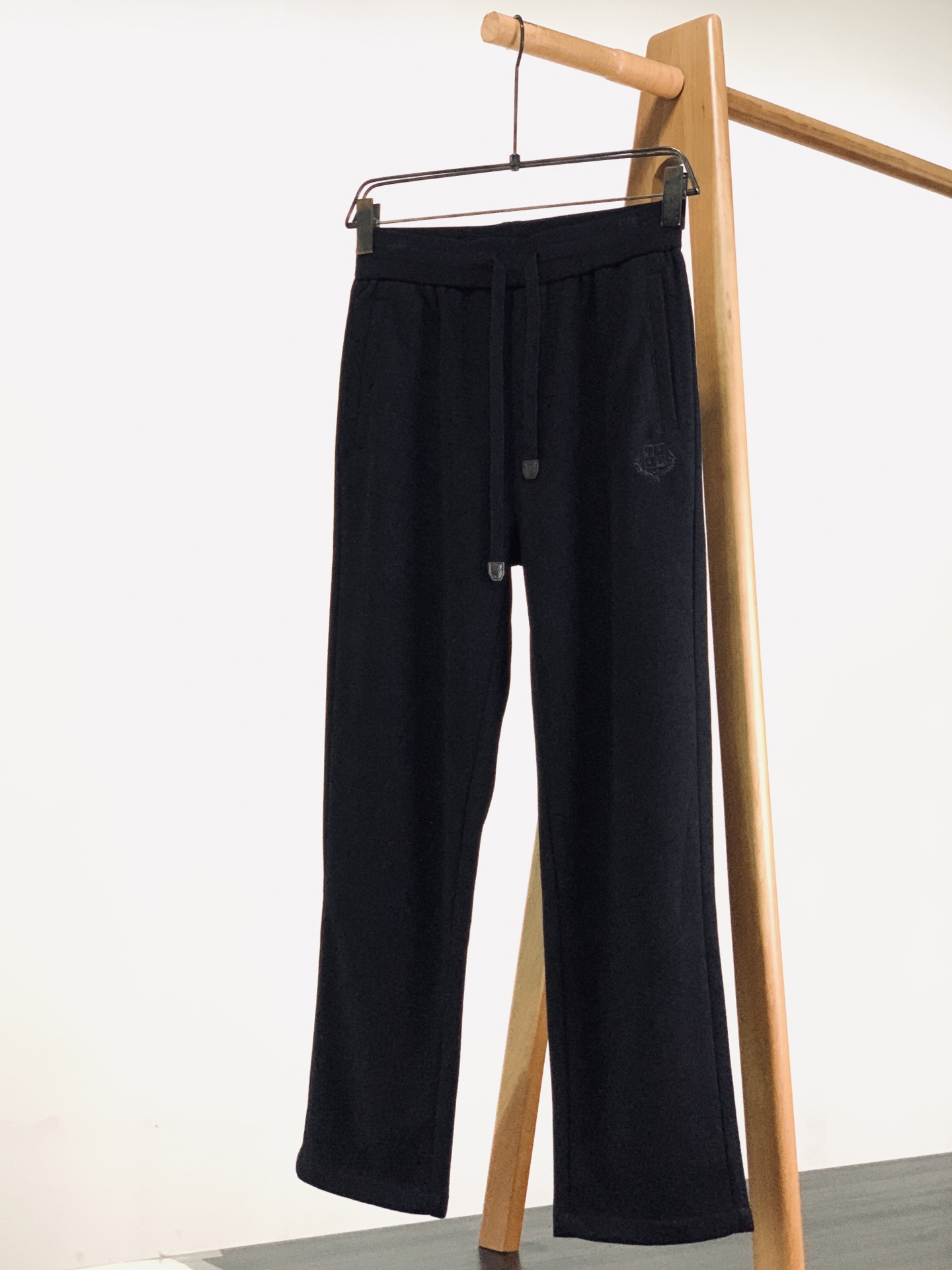 LoroPiana L.P FW早秋新品 立领拉链套装🥼精选棉与天丝混纺面料,肌理细腻柔和,触感温润亲肤,自带低调哑光质 LoroPiana L.P FW早秋新品 立领拉链套装🥼精选棉与天丝混纺面料,肌理细腻柔和,触感温润亲肤,自带低调哑光质