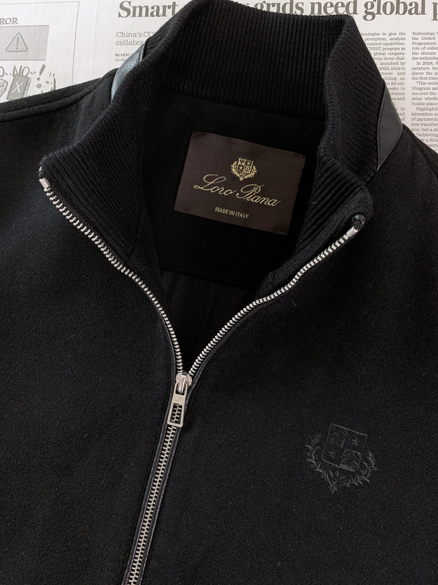 LoroPiana L.P FW早秋新品 立领拉链套装🥼精选棉与天丝混纺面料,肌理细腻柔和,触感温润亲肤,自带低调哑光质 LoroPiana L.P FW早秋新品 立领拉链套装🥼精选棉与天丝混纺面料,肌理细腻柔和,触感温润亲肤,自带低调哑光质