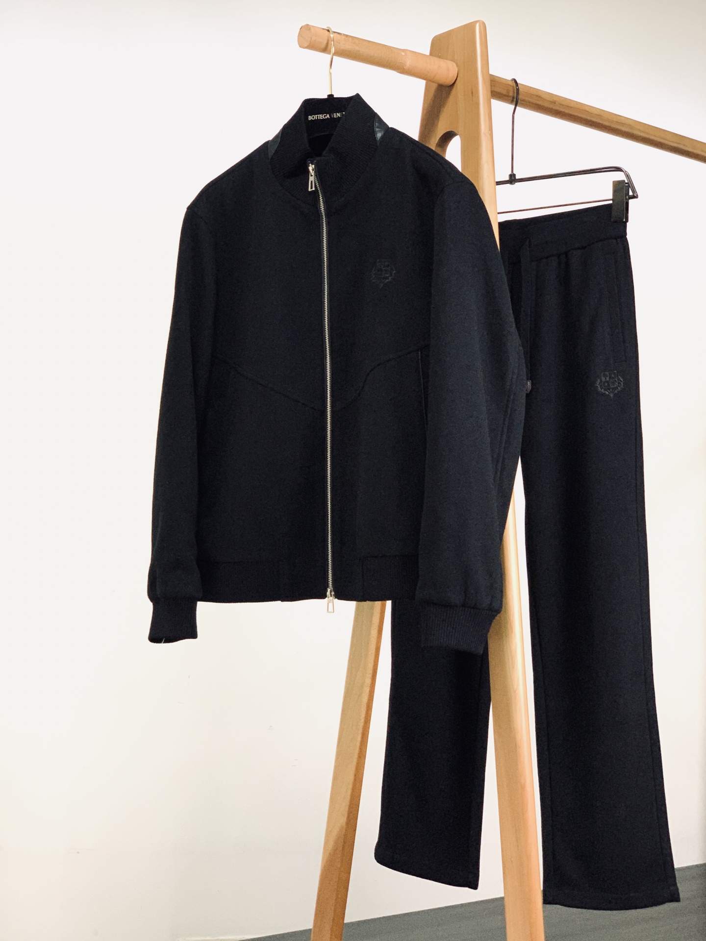 LoroPiana L.P FW早秋新品 立领拉链套装🥼精选棉与天丝混纺面料，肌理细腻柔和，触感温润亲肤，自带低调哑光质