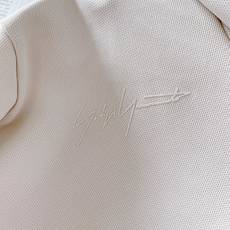 Y-3 山本耀司 2026FW早秋新品 签名印花连帽套装🥼定制珠点空气层面料,肌理感拉满,柔软挺括不皱。上衣连帽设计,左 Y-3 山本耀司 2026FW早秋新品 签名印花连帽套装🥼定制珠点空气层面料,肌理感拉满,柔软挺括不皱。上衣连帽设计,左