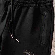 Y-3 山本耀司 2026FW早秋新品 签名印花连帽套装🥼定制珠点空气层面料,肌理感拉满,柔软挺括不皱。上衣连帽设计,左 Y-3 山本耀司 2026FW早秋新品 签名印花连帽套装🥼定制珠点空气层面料,肌理感拉满,柔软挺括不皱。上衣连帽设计,左