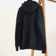 Y-3 山本耀司 2026FW早秋新品 签名印花连帽套装🥼定制珠点空气层面料,肌理感拉满,柔软挺括不皱。上衣连帽设计,左 Y-3 山本耀司 2026FW早秋新品 签名印花连帽套装🥼定制珠点空气层面料,肌理感拉满,柔软挺括不皱。上衣连帽设计,左