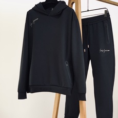 Y-3 山本耀司 2026FW早秋新品 签名印花连帽套装🥼定制珠点空气层面料,肌理感拉满,柔软挺括不皱。上衣连帽设计,左 Y-3 山本耀司 2026FW早秋新品 签名印花连帽套装🥼定制珠点空气层面料,肌理感拉满,柔软挺括不皱。上衣连帽设计,左
